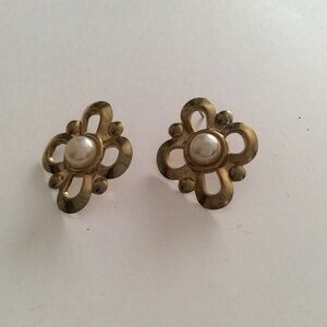 Earrings gold tone pearl in center bjr